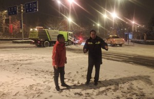 晋源区城管局：雪停路要净 全力保安全